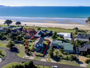 Kiwi Kuta with direct beach access - Matarangi Holiday Home, Matarangi